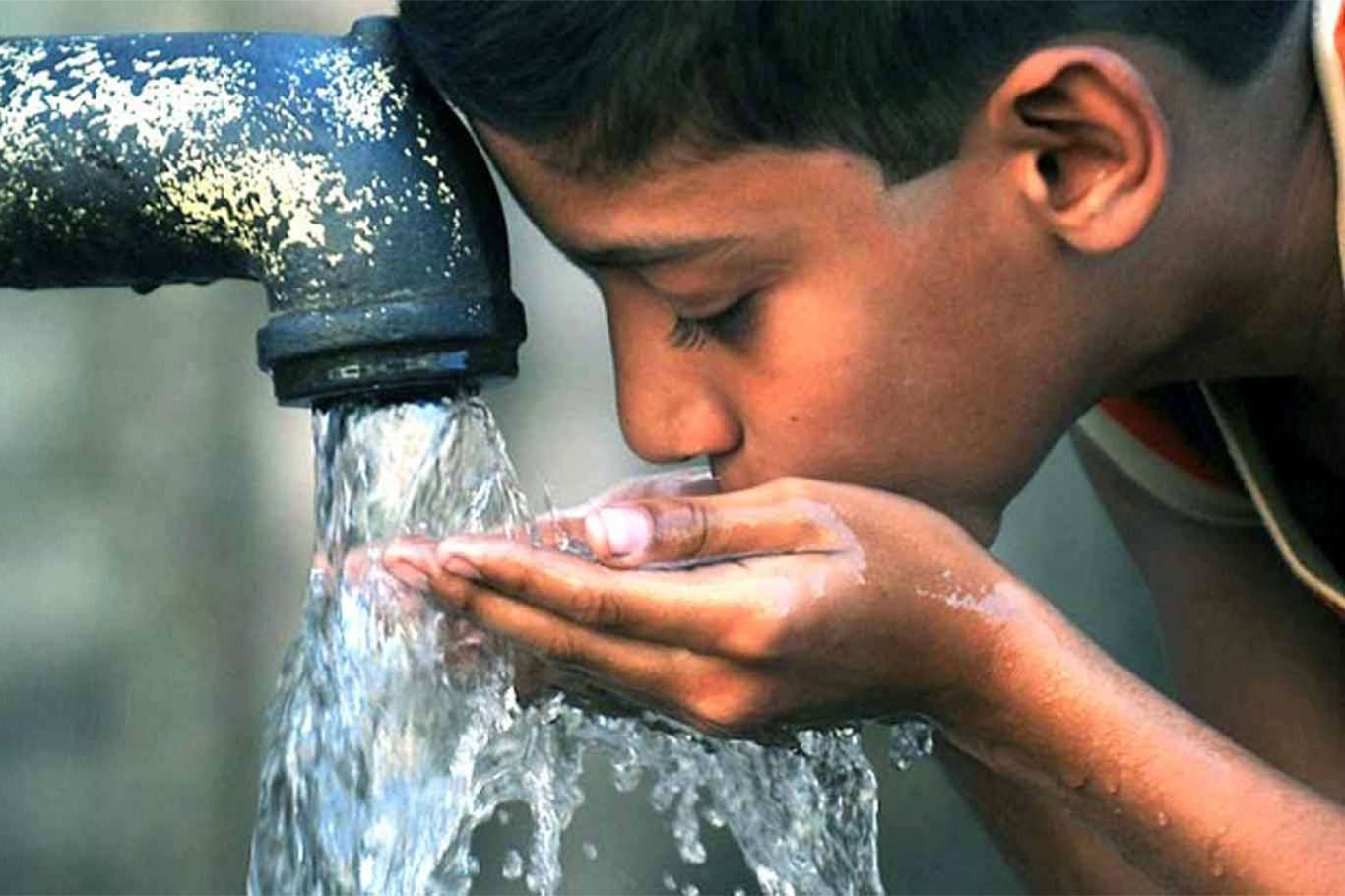 Aşırı sıcaklara dikkat: Günde en az 2 litre sıvı tüketilmeli Aşırı sıcaklara dikkat: Günde en az 2 litre sıvı tüketilmeli